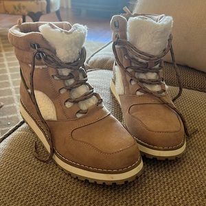 New Old Navy Women’s Sherpa Boots - size 9